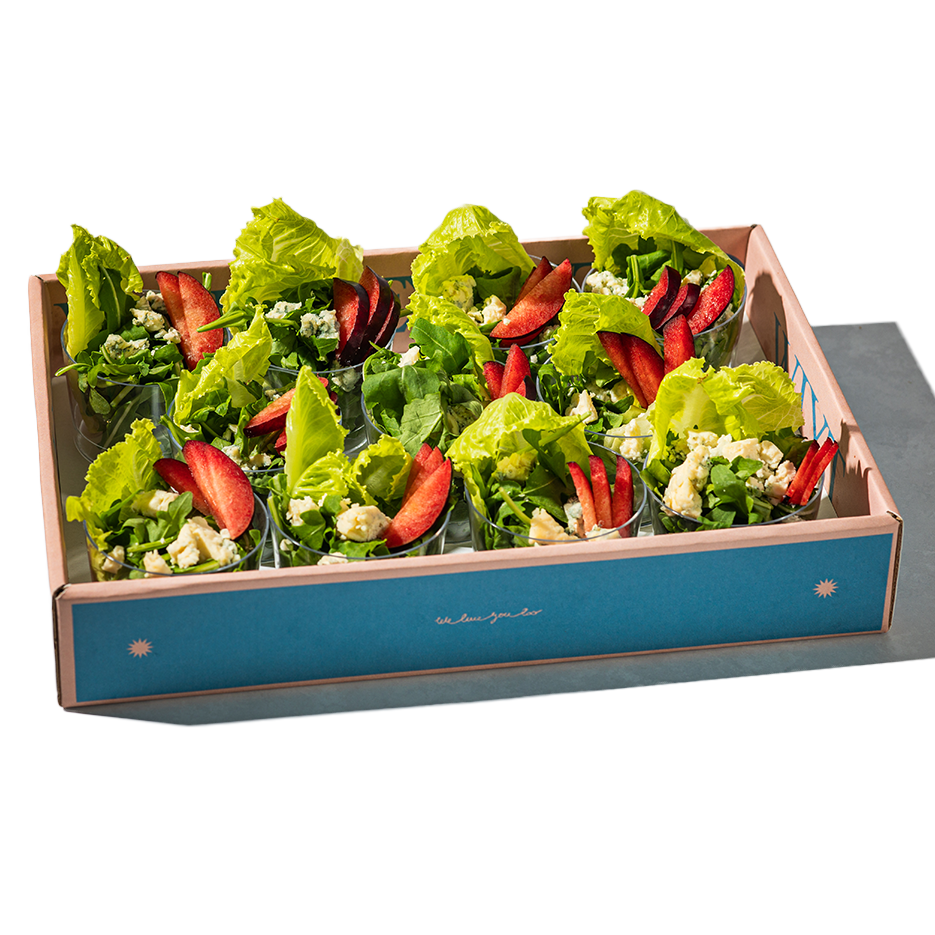 מגש כוסות סלט עלים וגבינה