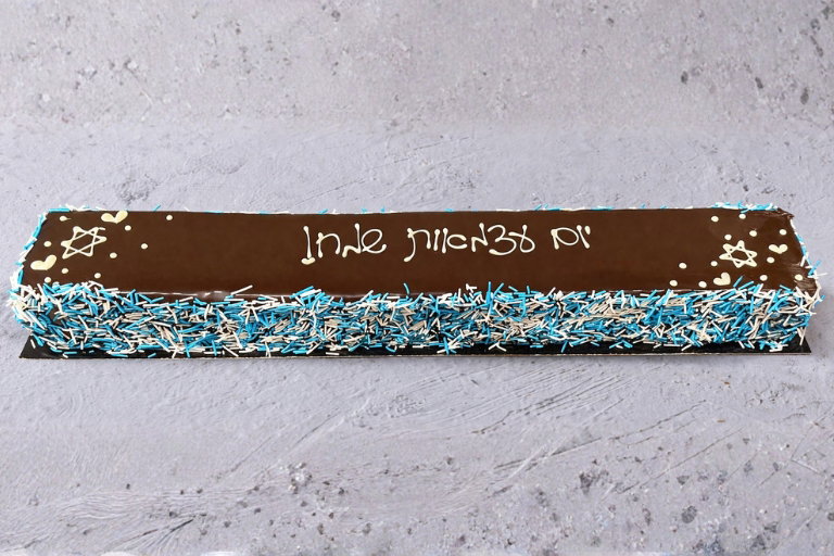 עוגת חצי מטר מקושטת בסוכריות כחול לבן ליום העצמאות